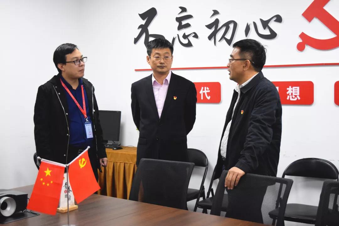 中共安陽市委網(wǎng)信辦主任路玉軍、副主任王曉萌等一行人蒞臨安陽青峰網(wǎng)絡(luò)指導(dǎo)工作