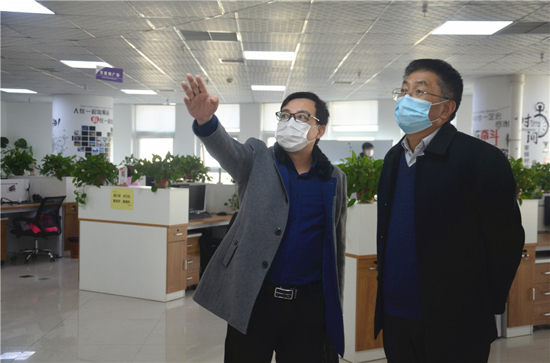 中共安陽市委統(tǒng)戰(zhàn)部副部長、市工商聯(lián)黨組書記郭洪俠一行調(diào)研安陽青峰防疫工作和復(fù)工復(fù)產(chǎn)情況