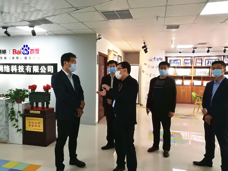 安陽市商務(wù)局副局長張躍勇，攜同天津伍創(chuàng)電子商務(wù)有限公司李富民一行蒞臨安陽青峰網(wǎng)絡(luò)參觀指導(dǎo)！！